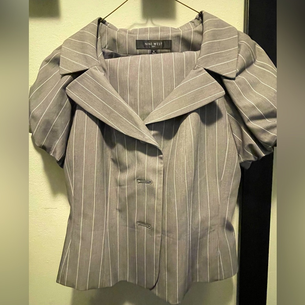 Pin striped gray suit with short sleeves and skirt - Nine West